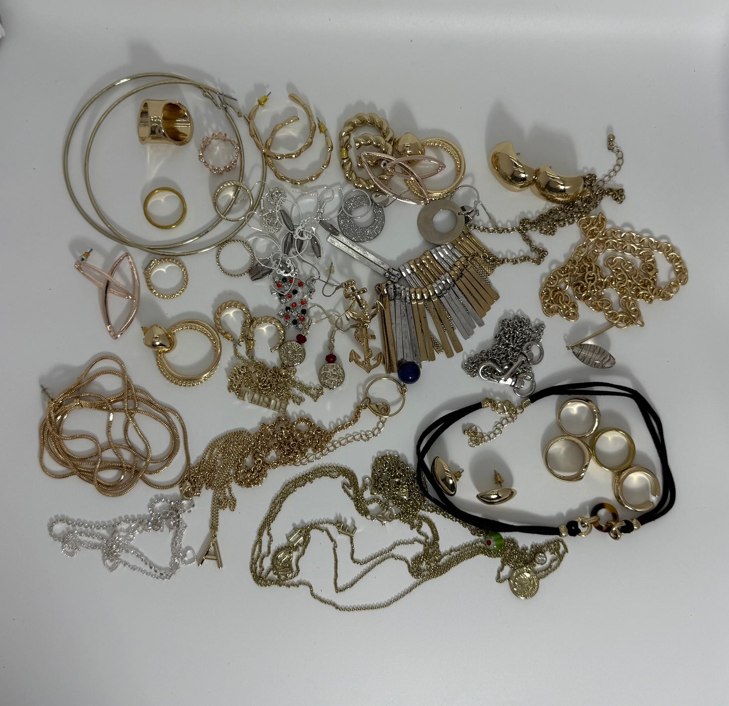 10 European-style accessories randomly in individual blind bags.