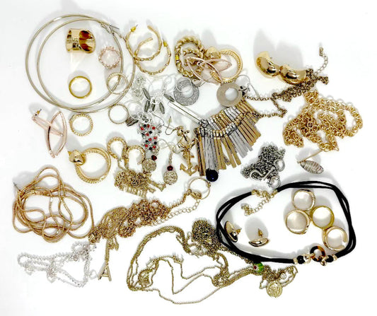 10 European-style accessories randomly in individual blind bags.