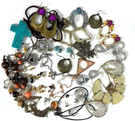 10 Classic style accessories randomly in individual blind bags